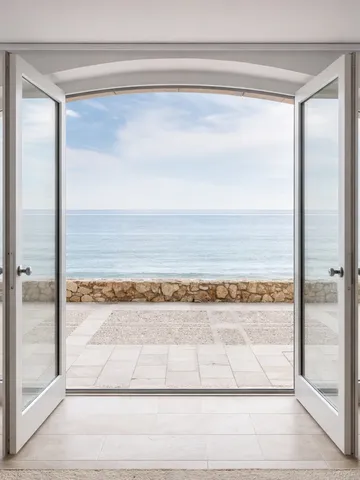 Vaste salon moderne baigné de lumière naturelle