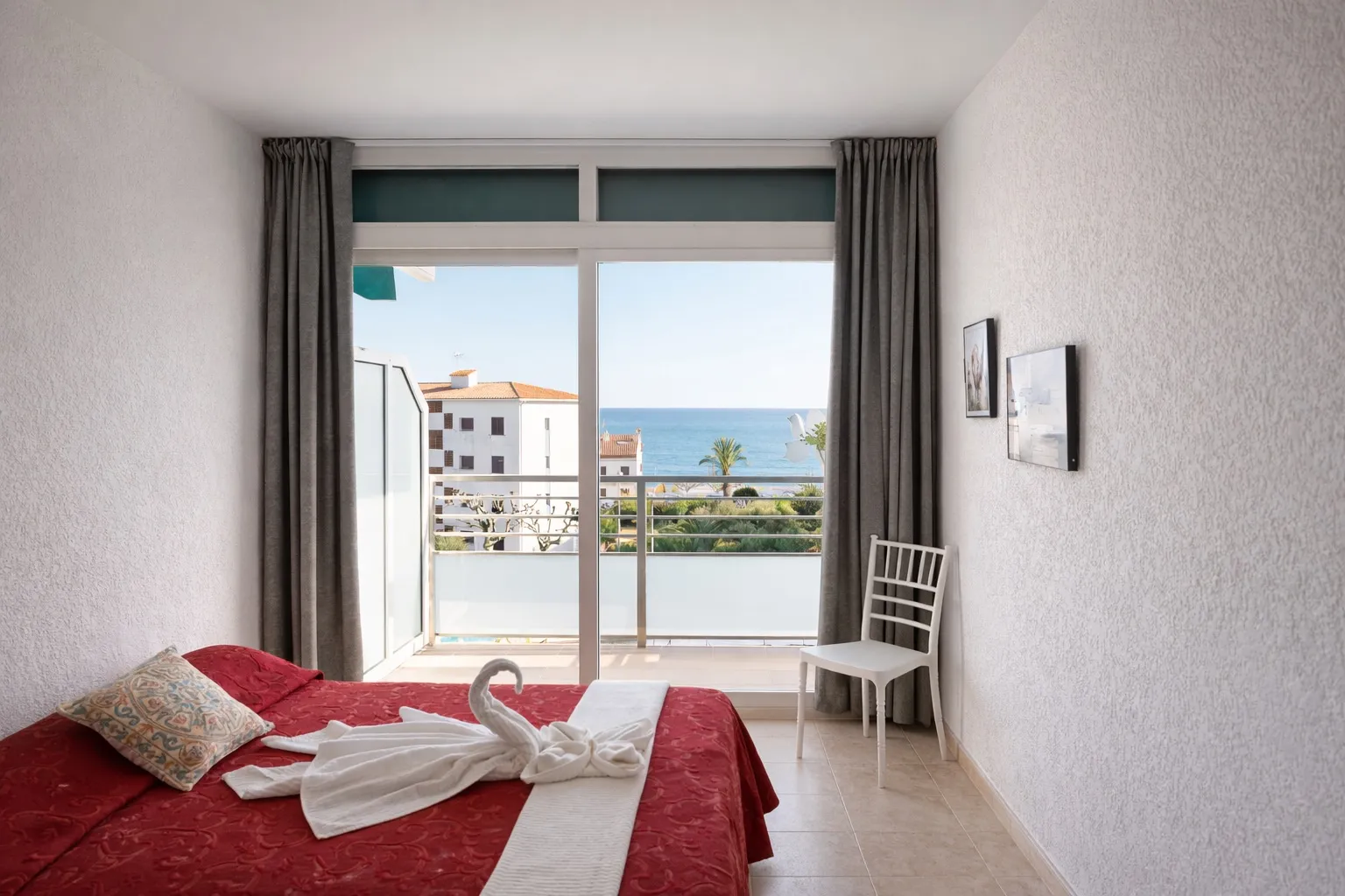 Intérieur immobilier soigné illustrant le niveau de détail et de présentation attendu dans une communication immobilière premium