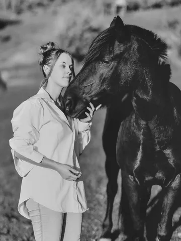 Promenade main dans la main dans la nature