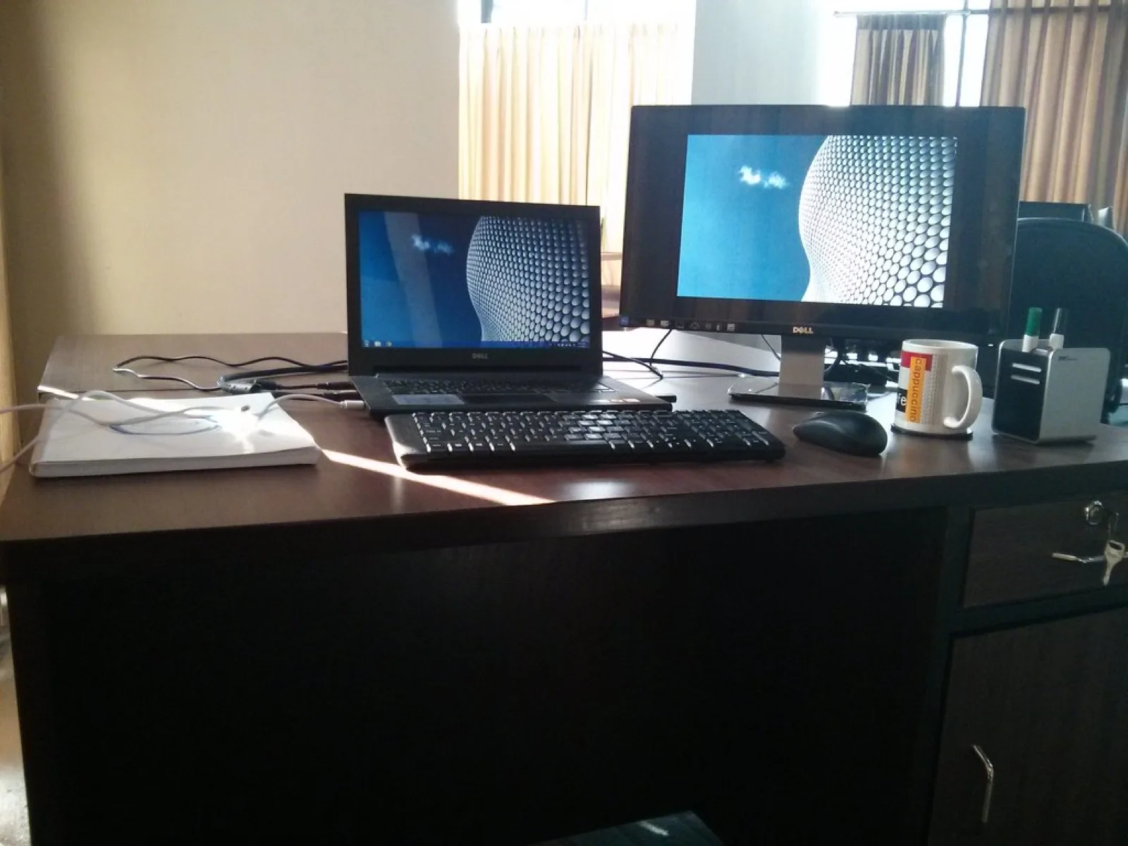 Poste de travail premium illustrant une stratégie digitale structurée et opérationnelle