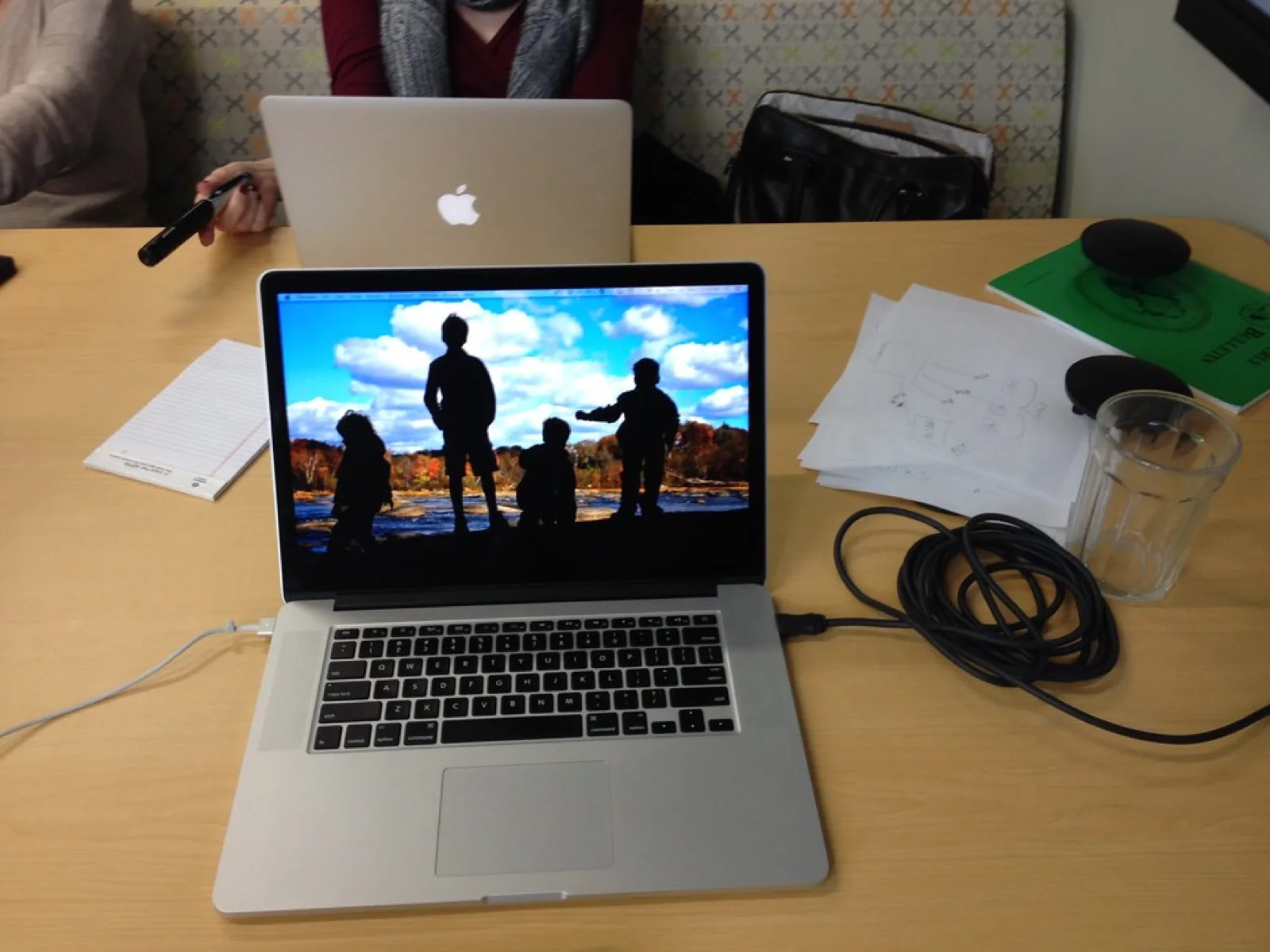 Bureau créatif illustrant la mise en forme d'une stratégie de marque claire