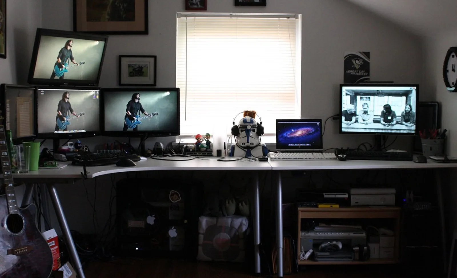 Setup complet illustrant le pilotage technique d'une stratégie digitale premium