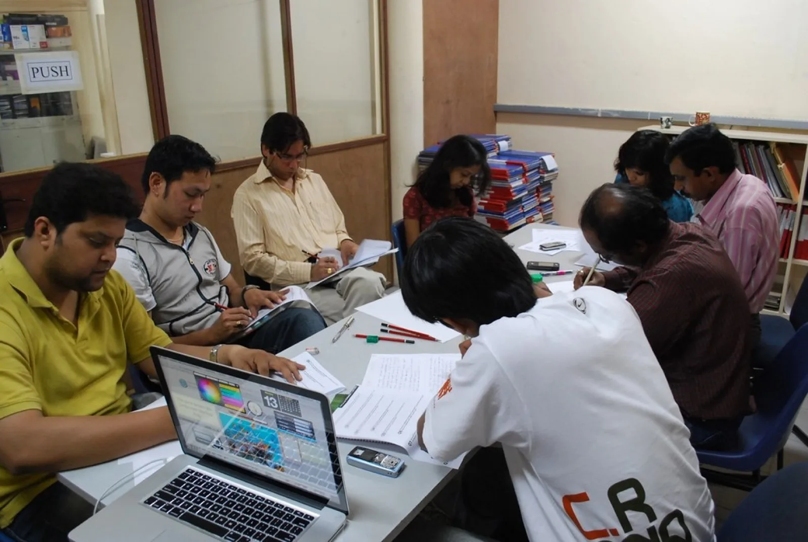 Studio créatif illustrant une direction artistique digitale plus immersive et modulaire